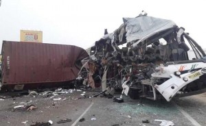 Hindistanda avtobus yük maşını ilə toqquşdu: azı 19 nəfər ölüb - FOTO