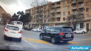 Sola getmək istəyəndə, sağdan geniş götürən sürücü - 99 LO 504 - VİDEO