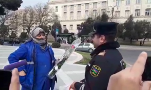 Yol polisi süpürgəçi xanıma hədiyyə verdi - FOTO - VİDEO