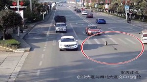 Avtomobildən çıxan təkər qadını “nokauta” göndərdi - VİDEO