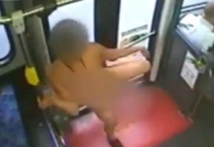 Avtobusda soyundu, rəqs etdi, sonra… - VİDEO