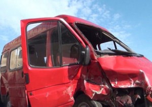 Yük maşını ilə minik avtomobili toqquşdu: xəsarət alanlar var - Yevlaxda