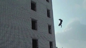 Qadın dördüncü mərtəbədən yıxılaraq ağır xəsarət alıb - Mingəçevirdə