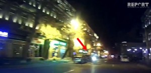 Şirkət işçisi Bakının mərkəzində “protiv” gedir  - VİDEO