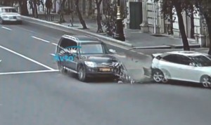 Yoldan fikrini ayıran sürücü qəza törətdi - VİDEO