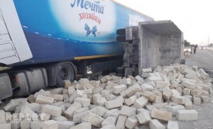 Kürdəmirdə yük maşını "Kamaz"a çırpılaraq onu aşırıb - FOTO