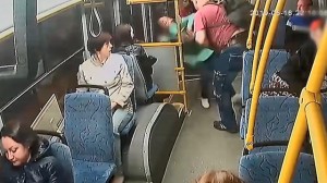 Uşağı üçün bilet vermək istəyən konduktoru avtobusdan aşağı atdı – VİDEO