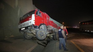 İki yük avtomobili toqquşdu: yaralı var - VİDEO