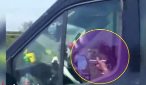 Sükanı dizi ilə idarə edib yemək yeyən sürücü - VİDEO