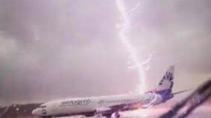 Şahzadənin təyyarəsini ildırım vudru - FOTO