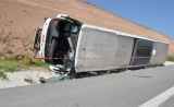 Sürücü yatdı, avtobus aşdı: 39 yaralı - VİDEO