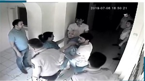 Polis şəhid xanımının bölməyə hücumunun görüntüsünü yaydı - VİDEO