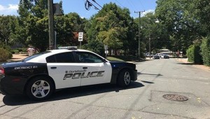 Avtomobildə olan iki şəxs gözlənilmədən atəş açdı: beş gənc güllələndi – VİDEO