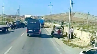 Binəqədidə qəza: “Mercedes”lə toqquşan “Changan” aşdı   - VİDEO
