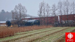 Təhlükəli maddə daşıyan qatar aşıb - FOTO