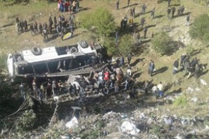 Avtobus uçuruma yuvarlandı -  40 ölü