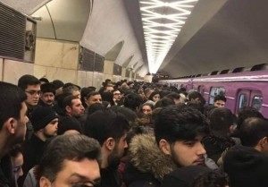 Bakı metrosunda problem:                                      Sərnişin qatarın hərəkətinə mane oldu