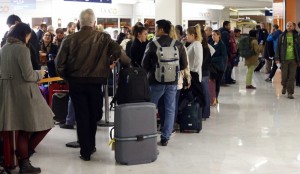 Hava nəqliyyatı dispetçerləri və ictimai nəqliyyat işçiləri tətil edir