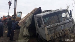 Ucarda ZİL"KamAZ"a çırpılıb, mişar daşları yola səpələnib