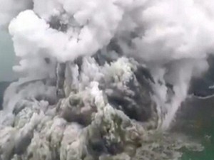 İndoneziyada sunami vulkanın yaratdığı sürüşmə nəticəsində baş verib