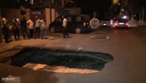 Kanalizasiya borusu partladı: avtomobil yolu çöküb - VİDEO