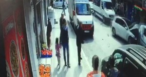 Uşaq atasının avtomobilini qaçırdı: 4 yaralı, 10 maşına isə... - VİDEO