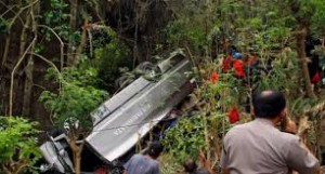 Məktəblilərin olduğu yük maşını aşdı: azı 11 ölü