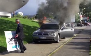 "BMW" sahibi avtomobilini istehsalçının ofisinin qarşısında yandırdı - VİDEO