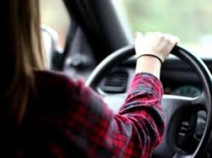 Dikdabanla maşın sürən xanım sürücülər cərimələnir? - AÇIQLAMA