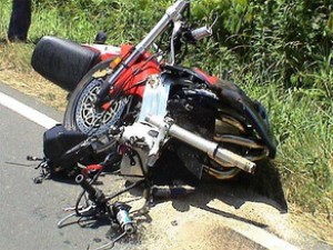 Motosikl ağaca çırpıldı: sürücü yaralanıb - Salyanda