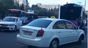 "Səliqəli" şəkildə qayda pozan taksi sürücüsü - VİDEO