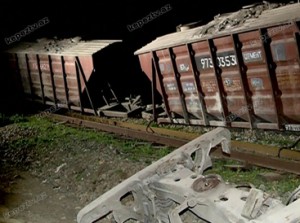 Yük qatarı relsdən çıxıb