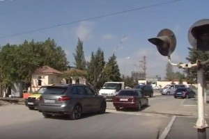 Yenə ağır qəzalar baş verə bilər: Bəzi dəmiryolu keçidlərində işıqforlar düzgün işləmir - VİDEO