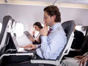 Təyyarələrdə noutbuk daşınmasına qadağa ləğv olundu