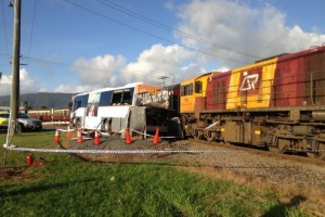 Avtobus qatarla toqquşdu: 2 yaralı