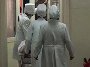 Avtomobil 24 yaşlı qadını vurdu, sürücü qaçdı