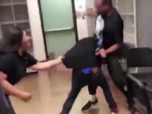 Müəllim şagirdi vəhşicəsinə döydü – VİDEO