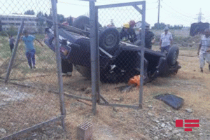 Mingəçevirdə avtomobil aşdı: sürücü ağır xəsarət alıb - FOTO