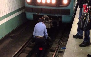 Bakı metrosunda qadın özünü qatarın altına atdı - Başı bədənindən ayrıldı