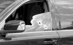 Yüksək vəzifəli məmurunun maşını atəşə tutuldu