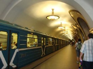 Bakı metrosunda intihara cəhd - Sevdiyi oğlana görə