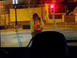 Telefonla oynayan oğlan avtomobilin arxasına çırpıldı – VİDEO