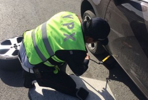 Bakıda yol polisi yolda qalan sürücüyə qarşı elə bir jest etdi ki... - FOTOLAR