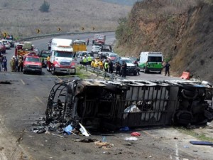 Avtobus yük maşını ilə toqquşdu:  13 ölü, 20 yaralı