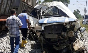 Yük qatarı mikroavtobusla toqquşdu: ölən və yaralananlar var - FOTO