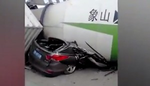 Betonqarışdıran maşın avtomobillərin üzərinə aşdı: 3 nəfər öldü - VİDEO