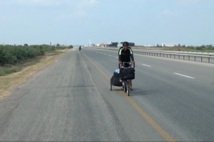 İtaliyalı turistlər velosipedlə dünya turuna çıxıblar - VİDEO