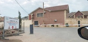 Məmur evinin qabağına şlaqbaum qoydurub yolu kəsdi - FOTOLAR