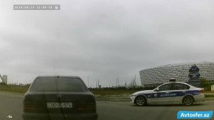 Sürücü yol polisini görüb qorxdu: qəza baş verdi - VİDEO
