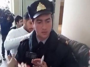 Bakıda polis almaniyalı futbolçuya belə kömək etdi - VİDEO